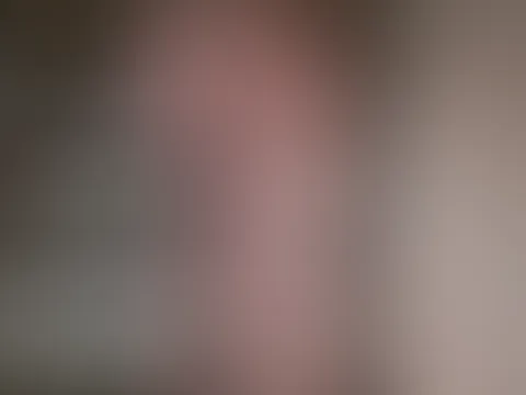 Diesmal habe ich die Heckansicht für dich 😅 Ich war nackt im Treppenhaus und habe diesen heißen Moment für dich eingefangen bei dem du freie Sicht auf meinen prallen A***h und meine P***y hast 🔥  Je