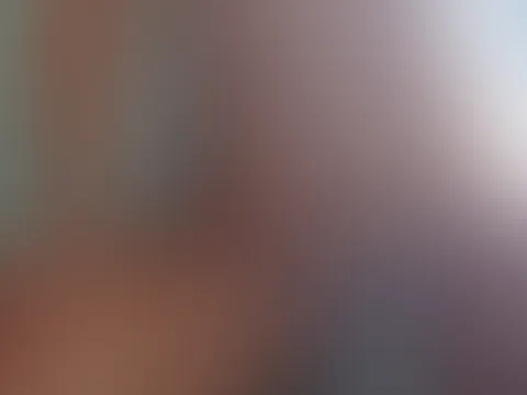 Wie gefällt dir mein dreißig Zentimeter langer Dildo? Hm, ich liebe das. Ihn auf den Boden zu legen, mein Höschen zur Seite zu schieben und mich ganz langsam auf ihn sinken zu lassen. Und dann schnell