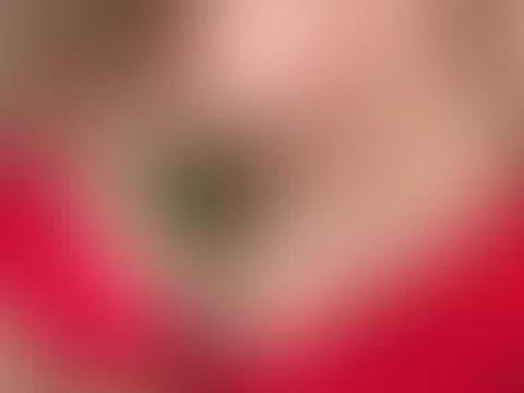 Heute schenke ich dir keine Schokolade… Ich schenke dir Fantasien 🌹❤️ Willst du mein Valentins sein?