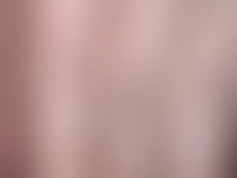 🔥💦 „Meine M****i ist frisch rasiert… glatt, zart und bereit für alles. Ich konnte nicht widerstehen und musste sofort mit meinen Fingern darüberfahren…