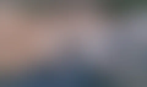 Die Meerjungfrau Avi wollte nur eines. Endlich mal ein Mensch sein. Aber was soll sie nur tun? Eines Tages entdeckte ein Fischer namens Fatih die Meerjungfrau eingeklemmt zwischen zwei Felsspalten und