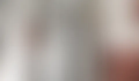 B****n bei offenem Fenster! Hat man mich gesehen? Ich wurde jetzt schon ganz oft gefragt, wie ich denn Blase. Um das ein für alle Mal zu klären *FG* habe ich meinen Saugnapf-Dildo an die Scheibe gema