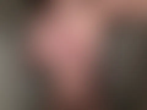 Ich stehe nackt unter der Dusche. 💦 Das heiße Wasser läuft langsam über meinen Körper, und ich genieße jeden Tropfen. Traust du dich hinzuschauen?😈