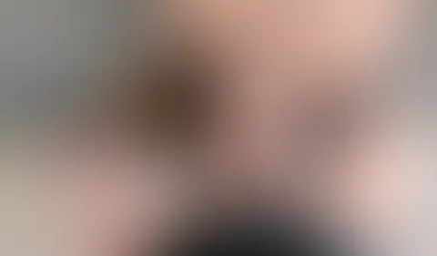 Meine #M****i ist triefend nass und möchte gef**kt werden aber auch mein enger #A***h muss endlich weiter gedehnt werden! Gefällt es dir so gut meinen A***h zu zerf**ken, oder wie kommt es sonst zu so