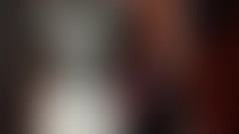 Ich hab dieses Kleid entdeckt und musste sofort an dich darin denken. Du würdest besser darin aussehen, wenn du mir dienst, anstatt so zu tun, als hättest du Besseres zu tun.