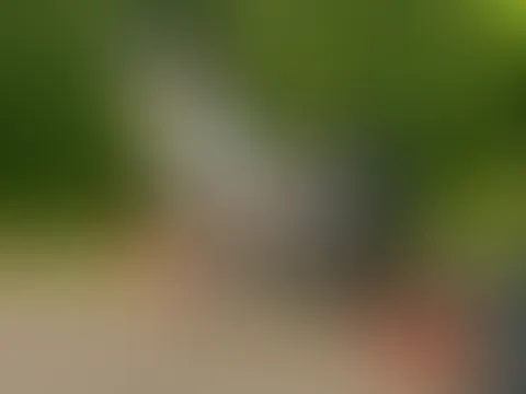Mit nackten Brüsten und süssen Kleidchen auf dem Motorrad
