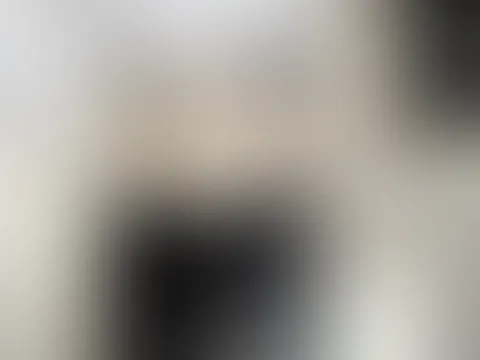 Eigentlich wollte ich mich nur schnell umziehen … doch dann stellte ich die Kamera auf und drückte auf Play😛 Ich ziehe mein Oberteil aus und fange an, meine Titten zu kneten. Dann zog ich mir langsam