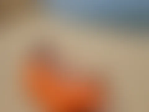 Ohhh, diese Sonne heute ist richtig heiß 🔥 Brennt richtig auf der Haut und mir gefällt das… 😏