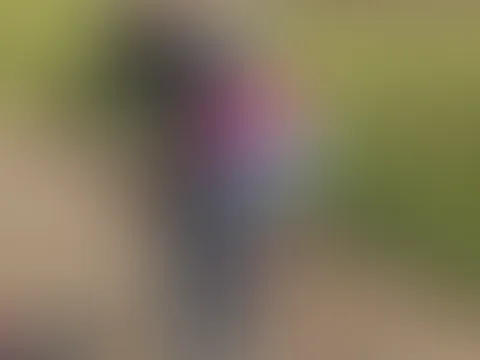 Arschfixierter F**ker klargemacht mit Höschenblitzer