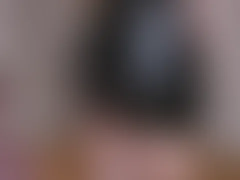 Lederfetisch😈 Ich trage mein enges Mini Lederkleid mit Reißverschluss in der Mitte😏 Ich zeige es dir von allen Seite dabei wird dein S*****z sicher schon schön hart🍆 Dann twerke ich in dem Kleid f