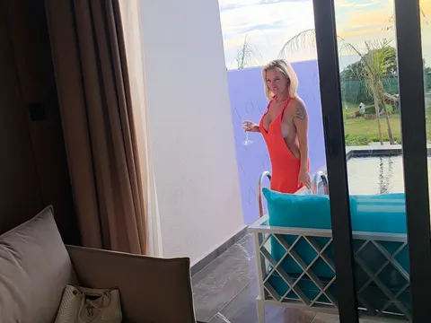 A one-night stand in a luxury hotel! He really got me all wet