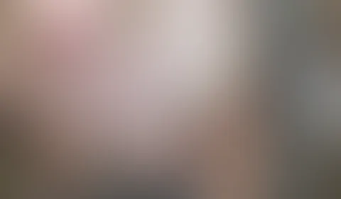 Ich stehe ja auf alles was aus dem S*****z meines Mannes kommt deswegen durfte er mir heute beim Baden auch mal wieder so richtig schön in meinen Mund p**sen, weil er dann noch nicht genug hatte hat e
