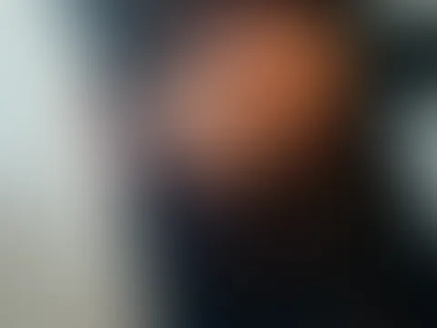 "Schau dir meinen sexy Tanz in den durchsichtigen Kleidchen an… genieße meinen heißen Körper, meine Brüste, und ja, am Ende zeige ich dir alles…"