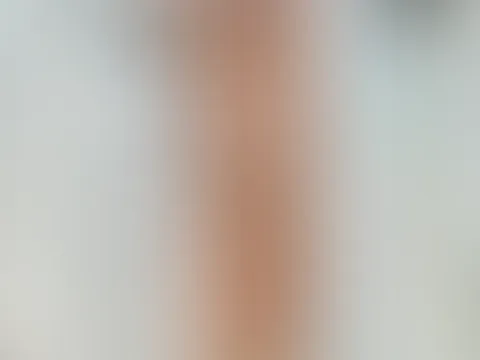 Lass dich von mir entführen unter die prickelnden Tropfen… Spüre, wie das Wasser sanft über meine Haut läuft und jeder Augenblick pure Verführung ist. Bist du bereit für heiße Momente voller Lust und