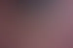 „Diese Bewegung? Kein Zufall. Ich ziehe meinen Fuß langsam an… gerade so weit, dass du meine Sohle sehen darfst – aber nie ganz. Die Spannung in meinen Zehen, der rot lackierte Nagel ganz vorn – fast