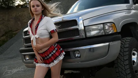 Unschuldig trifft auf Power : Im Schulmädchen - Look am Dodge 🚗