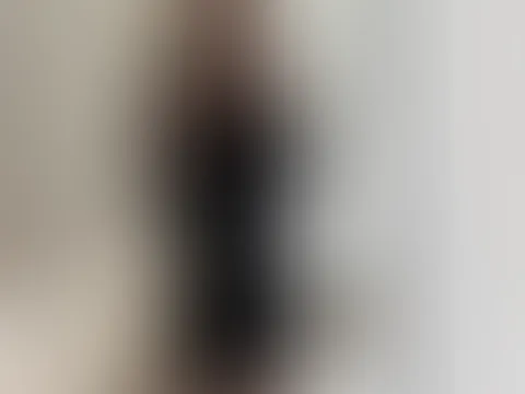 Ein schwarzes Kleid - schlicht, zeitlos und doch mit einer ganz eigenen Wirkung. 😍 Es braucht manchmal nicht viele Worte, keine großen Gesten... nur ein Gefühl. ✨ Man fühlt sich wohl, strahlt es aus