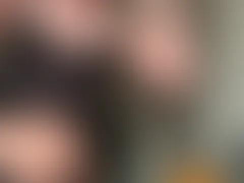Ganz ehrlich… Würdest du zuerst die Träger meiner Dessous langsam über meine Schultern streifen lassen? Oder deine F****r unter die feine Spitze schieben, nur um zu spüren, wie sehr ich darauf reagier
