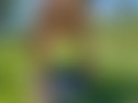 Ich liebe die Natur. Also gibt es heute eine Sporteinheit komplett nackt in der Wiese…🍒🔥