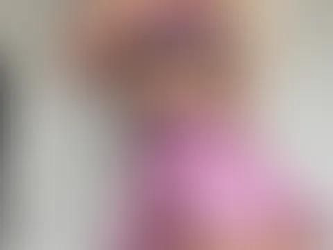 😈 Eine platinblonde Frau mit perfektem Körper und langem blonden Haar bietet Ihnen eine echte Show!