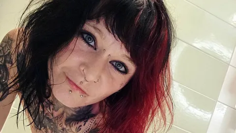 Ich w***se meine tätowierte F***e und squirte die ganze Zeit
