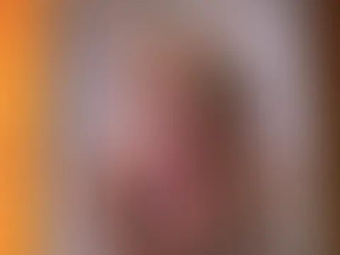 „Wer hätte gedacht, dass mein Handy so dreckige Geheimnisse hat? 😈 Von der versauten Aufnahme direkt an den Tisch – jetzt genieße ich was Süßes… und ihr wisst genau, was ich am liebsten lutsche. Voll