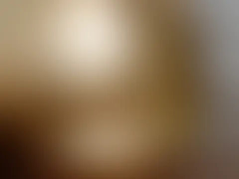So eine kleine, dezente, goldene Provokation… ðŸ¤ðŸ˜‹ Was meinst du, soll ich ein Video machen, wie ich die glänzenden, goldenen Leggings langsam ausziehe? 🙈 Und soll ich darunter noch Höschen tragen o
