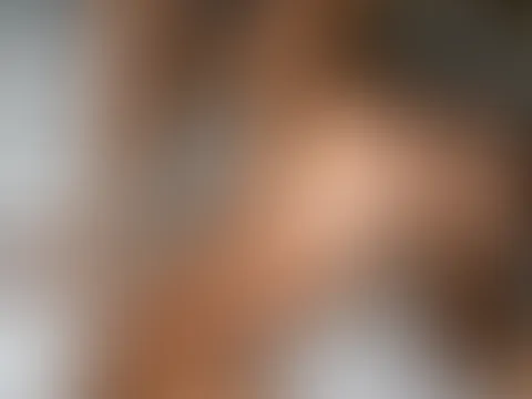 Ich glaube, dieses Bett ist heute Nacht viel zu groß für mich… 😏 Verrat mir: Was würdest du tun, wenn du jetzt neben mir wärst? 💭🔥  Wenn dir gefällt, was du siehst, lass gerne ein Follow da und beg