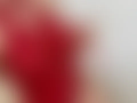 Rot. Heiß. Unwiderstehlich. ❤️🔥 Wie eng soll ich noch schnüren? 😉 Nur für dich… 😘