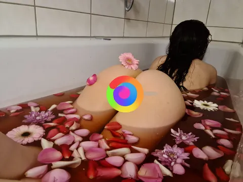 P***y pictures in the bath