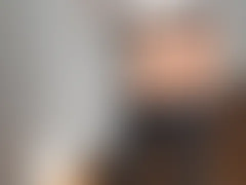 Während des Umzuges muss so viel Zeit sein, sich für dich auszuziehen! Langsam ziehe ich für dich meine Jeans und mein Höschen aus und dann strecke ich dir meine P***y direkt ins Gesicht! 😜 Willst du
