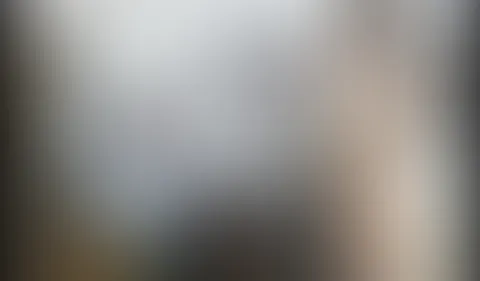 Ich weiß nicht was sie von mir hören wollen? Was soll ich gestehen? Was habe ich verbrochen? Aber eines steht fest: Dieses Verhör ist sehr deutlich und erniedrigend…