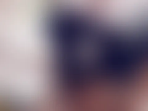 Pralle Titten eingepackt in geilen Dessous. Der dünne Stoff spannt sich straff über die schweren, vollen Rundungen, drückt sie fest zusammen und lässt sie prall herausquellen. Oder wie siehst du das ?