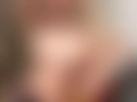 Heute trage ich nicht viel… nur mein Lieblingslächeln und ein bisschen Fantasie. Ich liebe es, wenn du ganz genau hinschaust… jede Kurve, jedes Detail. Sag mir… was würdest du als Erstes berühren? 😏