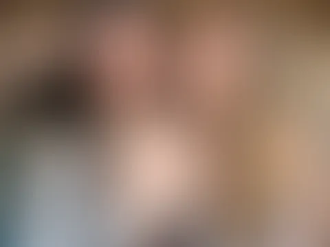 Leute... ich bin angekommen. 🥵 Endlich vereint! Na wer kennt diese heiße Granate bereits?😛Die Begrüßung war schon... naja, sagen wir mal, „intensiv“. 😏💥 Die Hitze steigt weiter, den wie sind noch