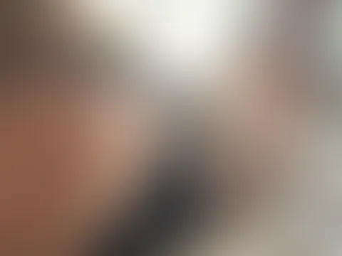 Willst du dich zu mir legen? Ich wüsste was wir anstellen könnten😈