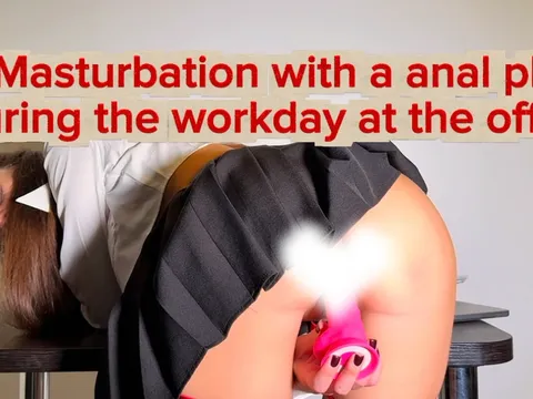 Masturbation with a butt plug during the workday at the office🥵