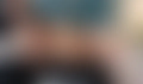 Süße Teenie nimmt großen S*****z in ihren engen A***h.
