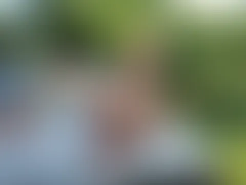 aufregendes Natursekt-Spiel. Ich sitze auf der Motorhaube