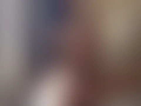 Mit meinen ultralangen Haaren saß ich spliiternackt auf der Waschmaschine. Ich war locker & entspannt,  meine Arme verdecken dabei lässig meine Scham und meine kleinen Brüste zeigen sich in ihrer voll