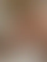 Heute Abend zeige ich euch die nackte Wahrheit! Gespreizte Beine ohne Höschen ;)
