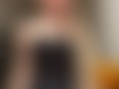 Freitagabend… und ich sitze hier noch so da. Mal sehen, wer heute noch auf heiße Gedanken kommt. Du… oder ich zuerst? 😏💋 Schreib mir gerne eine DM, ich bin den ganzen Abend für euch online