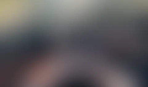Heute hatte ich ein tolles Training, das mich geil gemacht hat. Ich konnte es kaum erwarten, bis ich nach Hause kam, also fing ich an, während der Fahrt auf dem Beifahrersitz mit meiner tropfnassen Mu