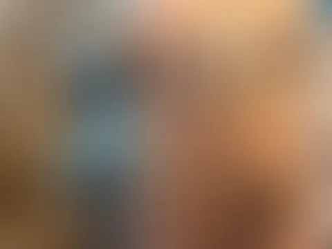 Ich creme meinen nackten Körper ein