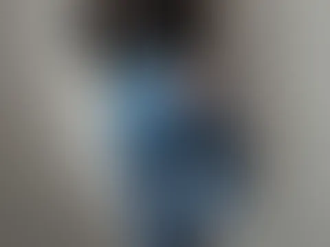 Schaut mal, wie diese engen Jeans meinen A***h umschmeicheln 😈 Kaum reingepasst heute… alles so straff und verlockend… Willst du anfassen oder nur gucken? 😉