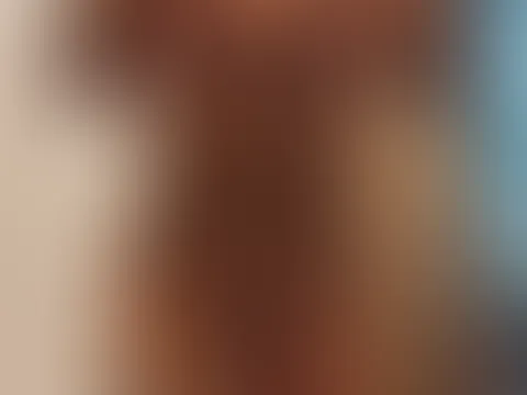 “Ich überlege ja, heute nackt auf dem Balkon zu schlafen… 😏 Das Einzige, was mich davon abhält, ist die Angst, dass der Nachbar plötzlich nicht mehr einschlafen kann. Dann heb ich mir den Anblick doc