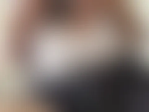 Erwischt im Zoom-Call! 🤫🔥 Eigentlich wollten wir nur kurz sprechen... ausgerechnet mit dem Kollegen, bei dem die Chemie schon seit Wochen knistert. 🫣 Die Blicke wurden intensiver, die Zeit verging 