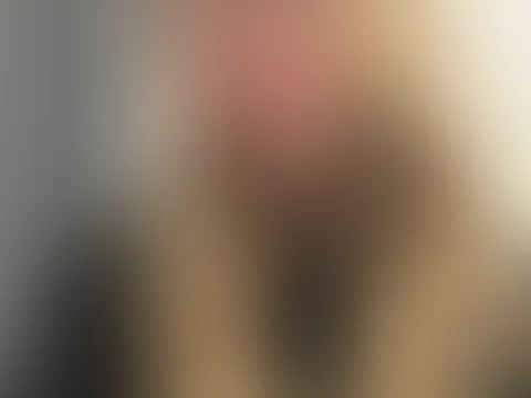 Ganz entspannt, aber mein Blick sagt mehr als Worte… 😉 Du weißt genau, dass ich nicht so unschuldig bin, wie ich hier wirke 😏 Wenn du mehr willst, musst du ein bisschen tiefer schauen 💋