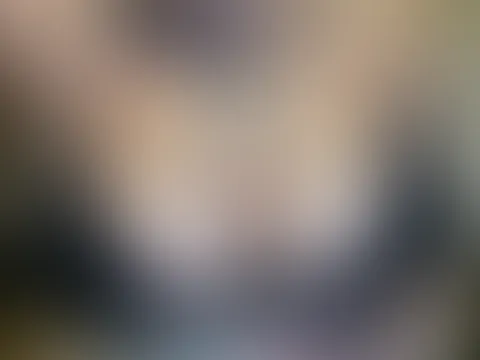 Ob der BH vielleicht ein bisschen zu klein ist für meine Pracht Titten? Was meinst du? 🤫