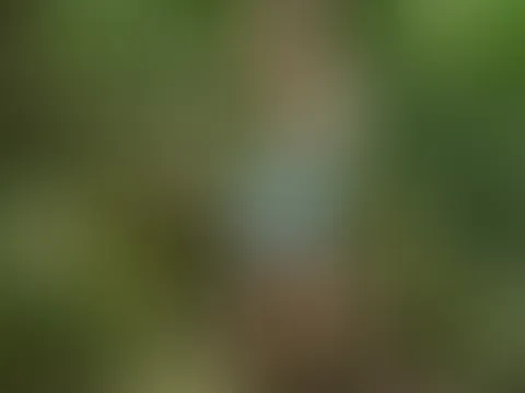 Nackt unter Latzhose im Wald